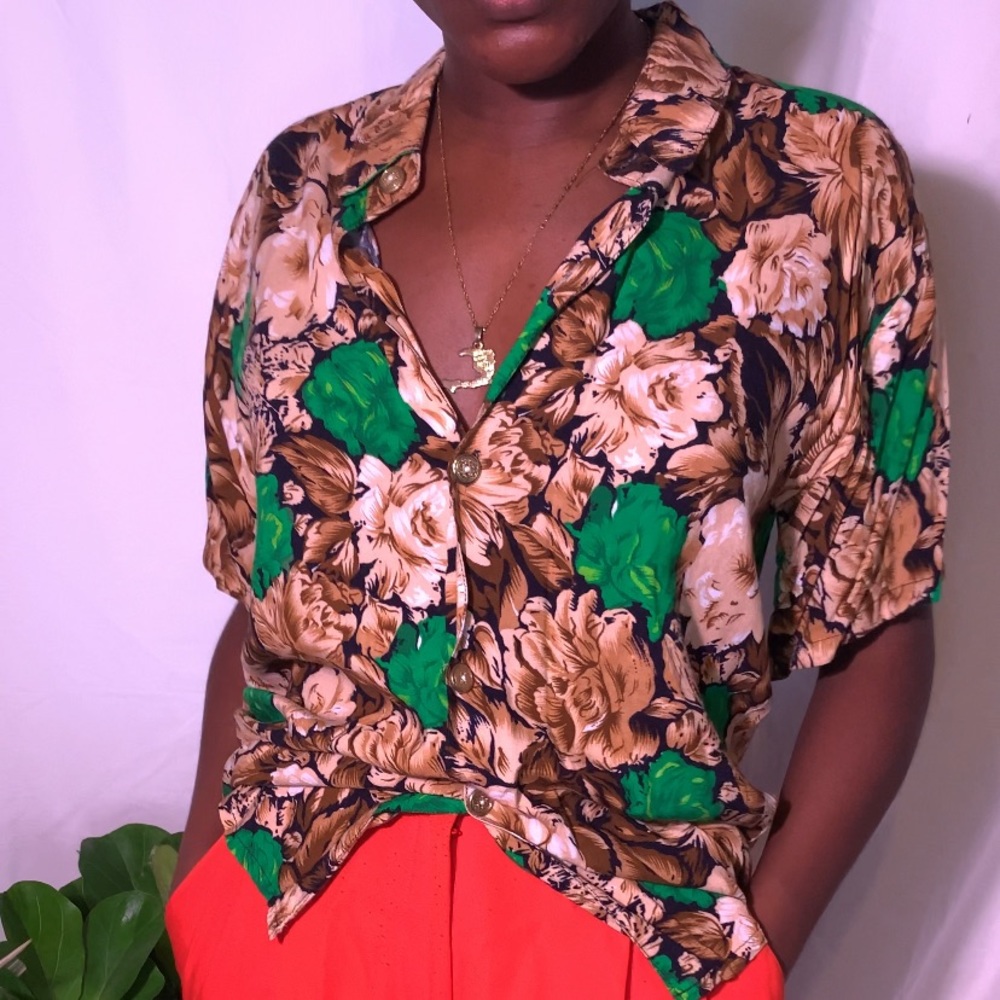 Short sleeve buttoned down blouse
